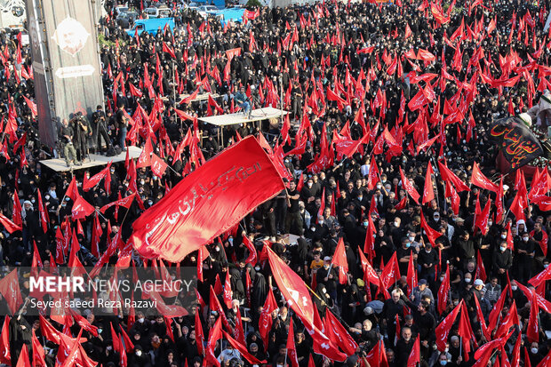 تہران کے امام حسینؑ اسکوائر میں خان طومان کے شہدا کا تشییع جنازہ
