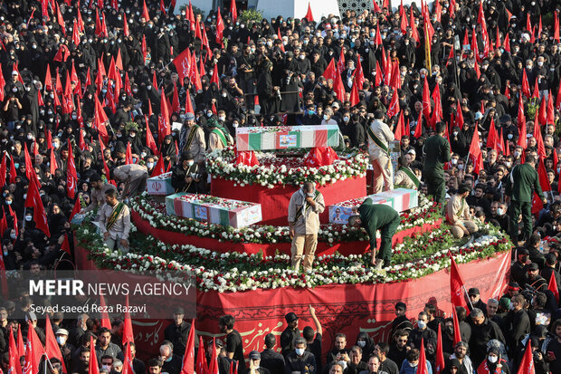 آیین وداع با شهدای«خان طومان» در میدان امام حسین(ع) برگزار شد