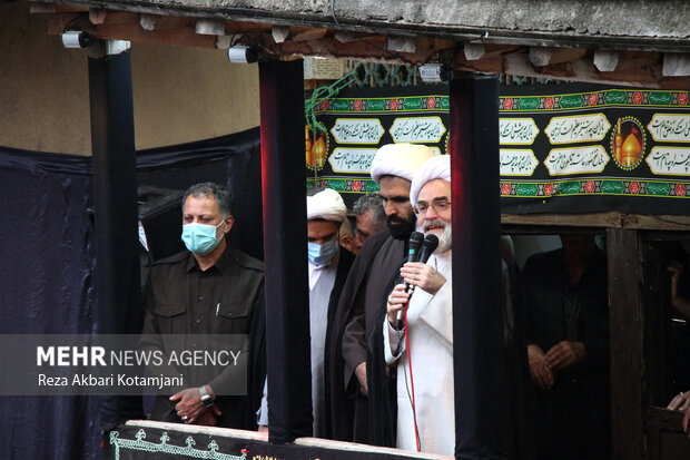 ایستادگی در برابر دنیای استکبار پیام عاشورا است ایستادگی در برابر دنیای استکبار پیام عاشورا است