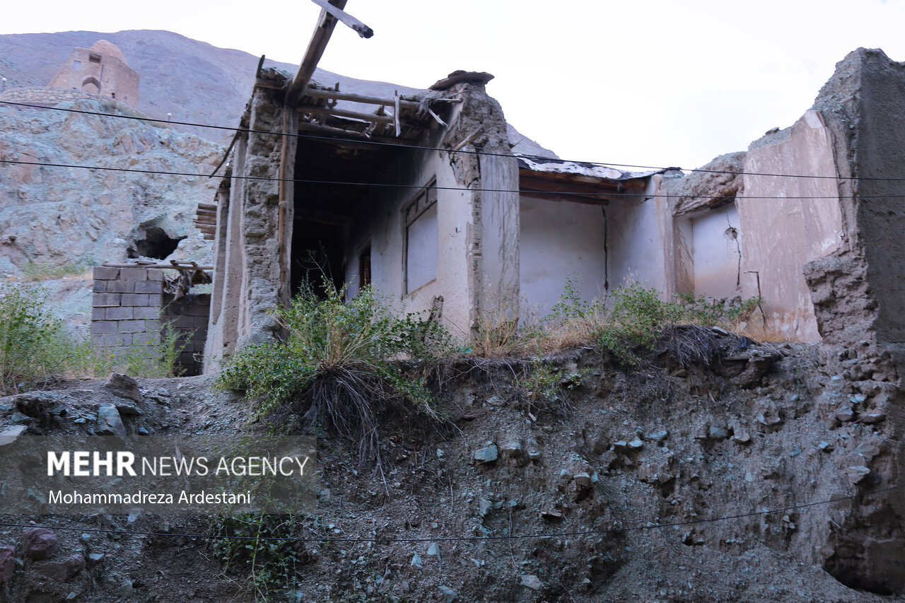 انجام آواربرداری از خانه‌های تخریبی روستای سیل زده بارده