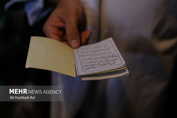 یکی از بازیگران اجرای تعزیه حُر بن ریاحی در حال خواندن نسخه نخود است