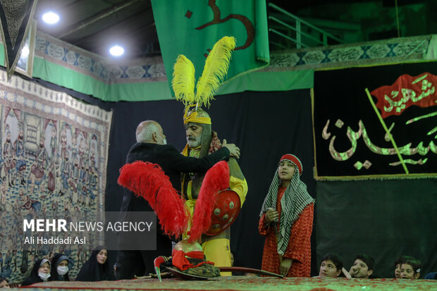 در اجرای تعزیه مرسوم است که تماشاگر ها با تقدیم هدایایی از نقش خوانان حین اجرا تقدیر می کنند