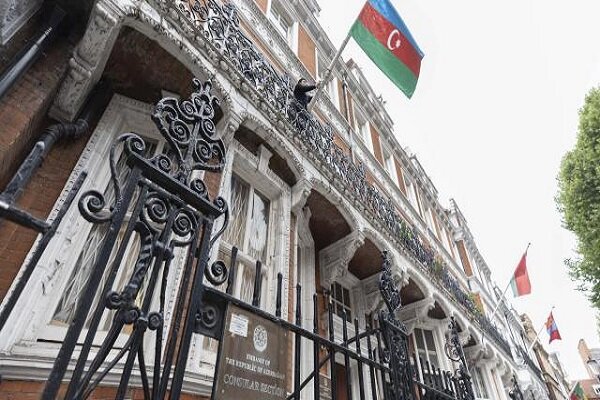 Azerbaycan’ın Londra Büyükelçiliğindeki bayrağı indirildi