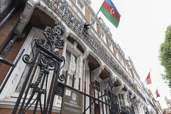 Azerbaycan’ın Londra Büyükelçiliğindeki bayrağı indirildi Azerbaycan’ın Londra Büyükelçiliğindeki bayrağı indirildi