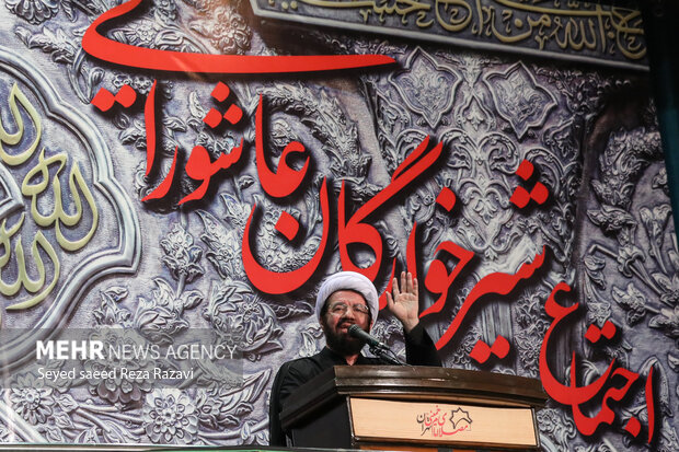 حجت الاسلام مسعود عالی در حال سخنرانی در مراسم اجتماع عظیم شیرخوارگان حسینی است
