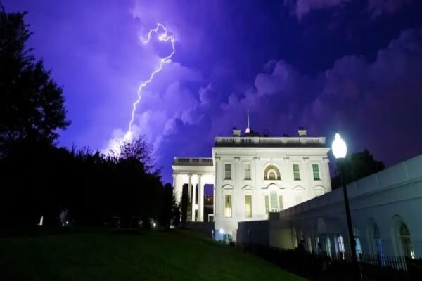 VIDEO: Moments of lightning strike near White House 