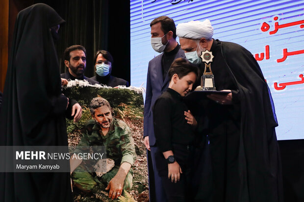 حجت الاسلام غلامحسین محسنی اژه ای رئیس قوه قضائیه در حال تقدیر از خانواده شهید صیاد خدایی در هفتمین دوره اعطای جایزه حقوق بشر اسلامی است