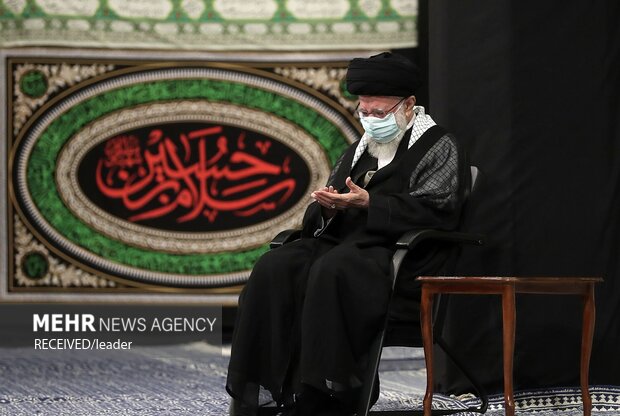 مراسم عزاداری شب تاسوعا با حضور رهبر انقلاب در حال برگزاری است