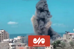 لحظه بمباران خانه‌های مسکونی در غزه توسط ارتش رژیم صهیونیستی