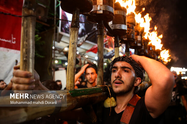 مراسم مشعل گردانی همزمان با شب هشتم محرم در محله دولت آباد برگزار شد