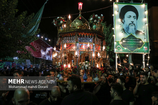 مراسم مشعل گردانی همزمان با شب هشتم محرم در محله دولت آباد برگزار شد