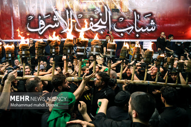 اقامة العزاء الحسيني بطريقة "المشاعل" على يد الجالية العراقية في طهران 