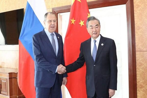 Çin ve Rusya dışişleri bakanları Kamboçya’da görüştü