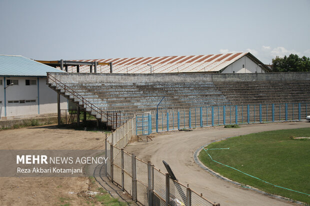 ورزشگاه۱۵ هزار نفری یاسوج مخروبه شده است