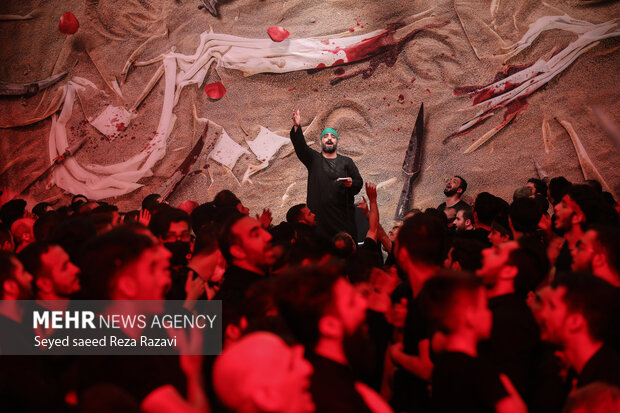 سیدمجید بنی فاطمه در هیئت ریحانه الحسین (ع) مرثیه خوانی می کند