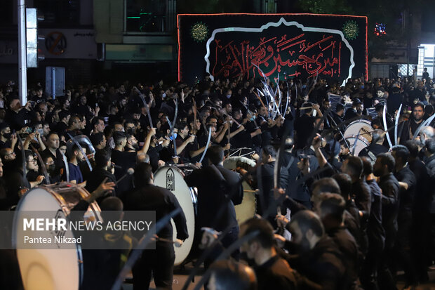 مراسم عزاداری اباعبدالله الحسین (ع) در شب تاسوعای حسینی در میدان منیریه تهران برگزار شد