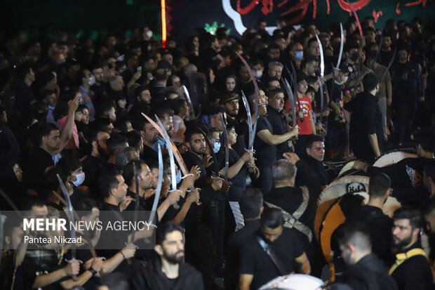 Tehraners mourn for Imam Hussein on Tasu’a night