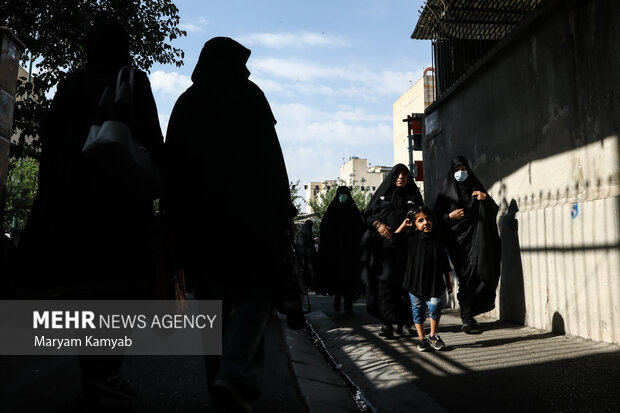 عزاداران در حال ورود به مراسم عزاداری تاسوعای حسینی در حسینیه سیدها معروف به خانه سیدها در خیابان قیام تهران هستند