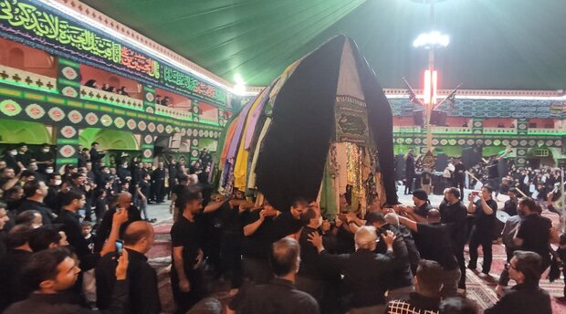 مراسم سنتی نخل‌گردانی شب عاشورا در زواره 