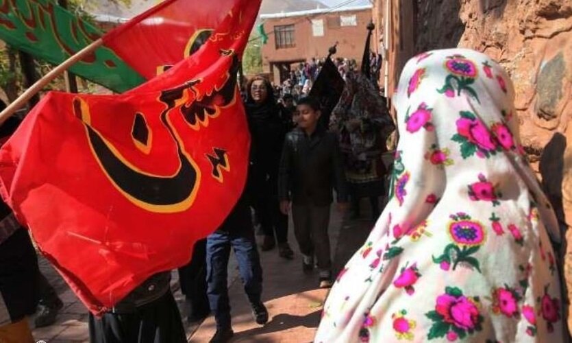 تاسوعا و عاشورای حسینی در ابیانه/وقتی روستای سرخ، سیاهپوش میشود