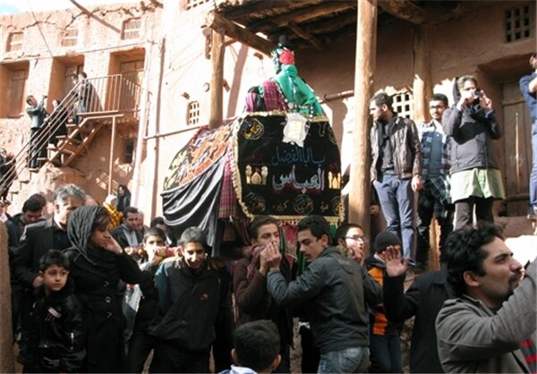 تاسوعا و عاشورای حسینی در ابیانه/وقتی روستای سرخ، سیاهپوش میشود