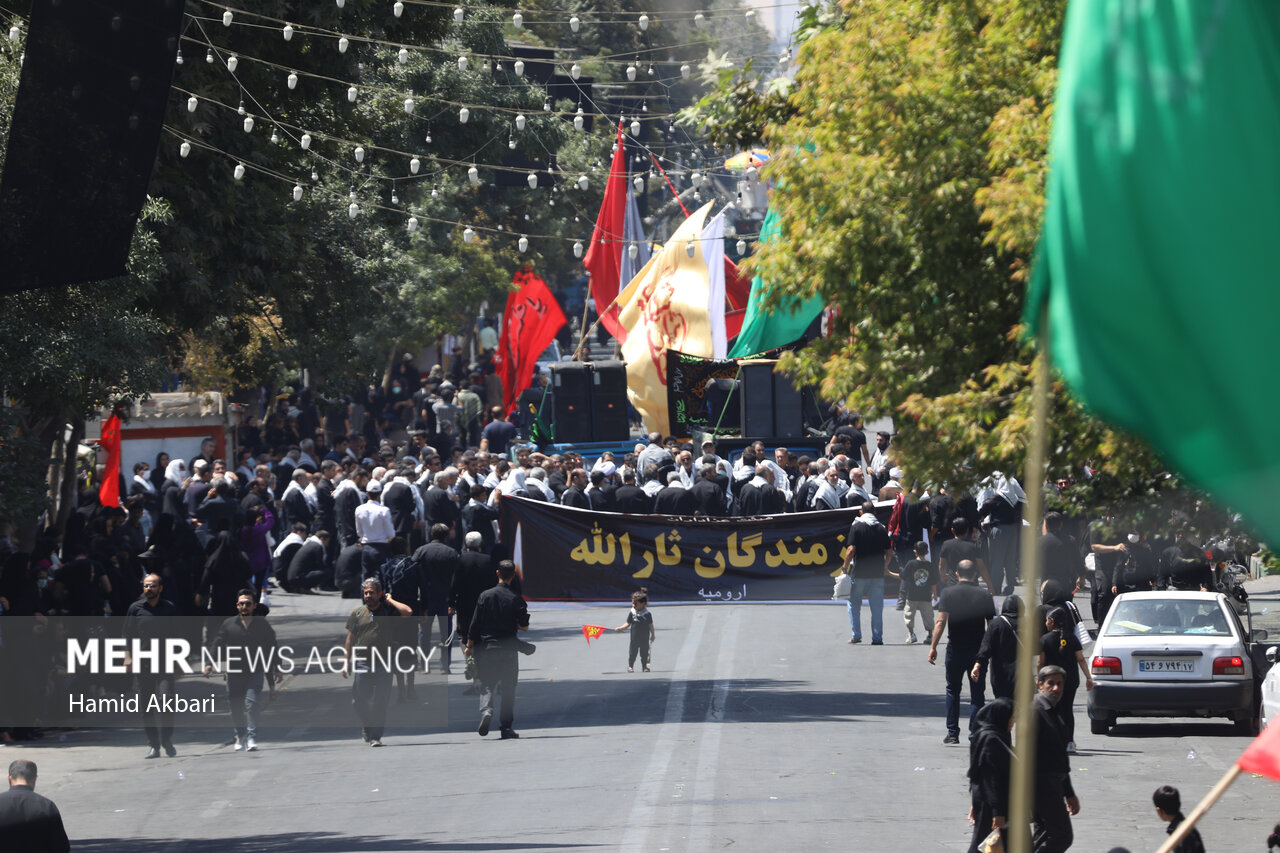 Iranians mourn for Hazrat Abbas (AS) on Tasu'a