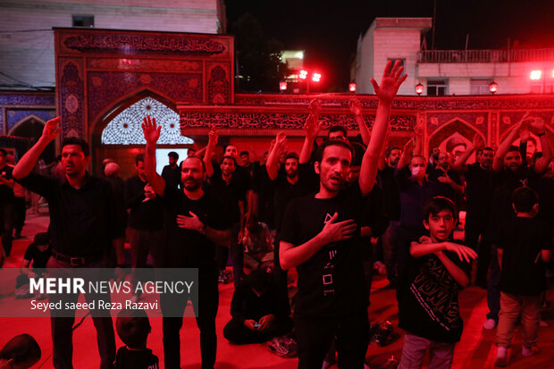 Tehraners mourn for Imam Hussein (PBUH) in Imamzadeh Saleh 