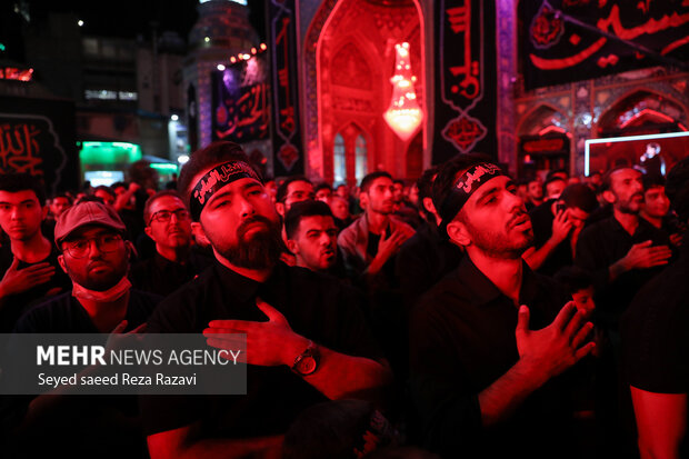 Tehraners mourn for Imam Hussein (PBUH) in Imamzadeh Saleh 