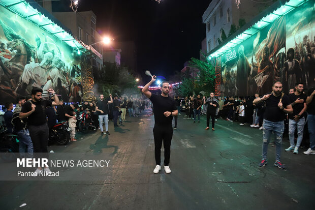 مراسم عزاداری ابا عبداله الحسین (ع) در شب عاشورا در محله سلسبیل تهران  برگزار شد