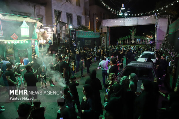 مراسم عزاداری ابا عبدالله الحسین (ع) در شب عاشورا در محله سلسبیل تهران  برگزار شد