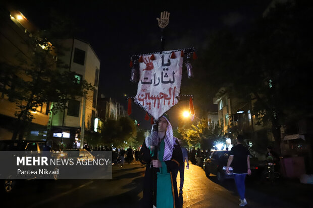 مراسم عزاداری ابا عبدالله الحسین (ع) در شب عاشورا در محله سلسبیل تهران  برگزار شد