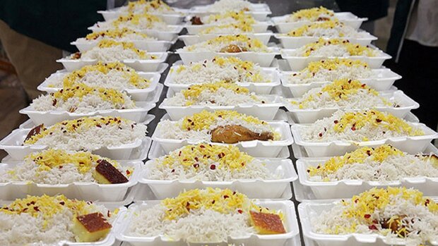 عزاداری و توزیع غذای نذری در عاشورای حسینی در مسجد المهدی همدان