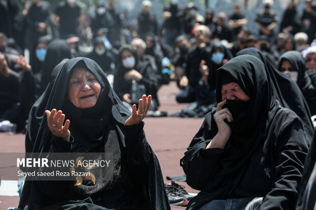 مراسم عزاداری عاشورای حسینی ظهر دوشنبه ۱۷ مرداد ماه ۱۴۰۱  با حضور پر شور عاشقان عزاداران اهل بیت (ع) در میدان امام حسین (ع) برگزار شد