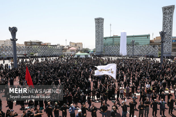 مراسم عزاداری عاشورای حسینی ظهر دوشنبه ۱۷ مرداد ماه ۱۴۰۱  با حضور پر شور عاشقان عزاداران اهل بیت (ع) در میدان امام حسین (ع) برگزار شد