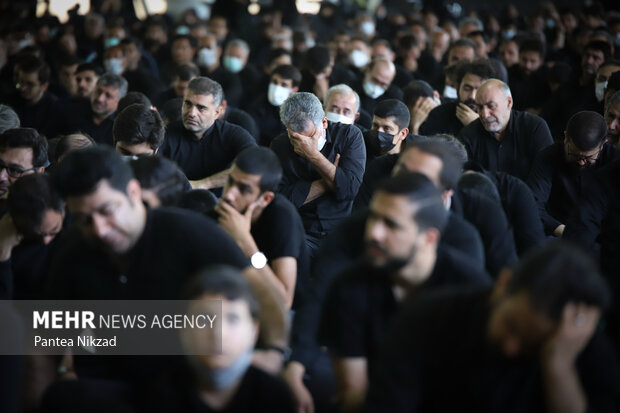 مراسم عزاداری ظهر عاشورا با حضور جمع کثیری از عزاداران حسینی در مصلی دانشگاه تهران برگزار شد