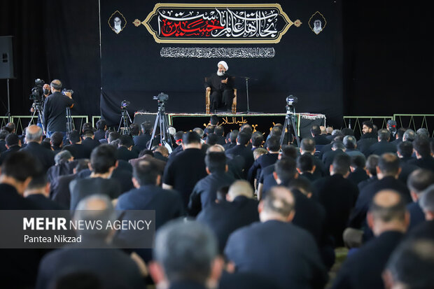 مراسم عزاداری ظهر عاشورا با سخنرانی حجت الاسلام علیرضا پناهیان پیش از ظهر دوشنبه در مصلی دانشگاه تهران برگزار شد