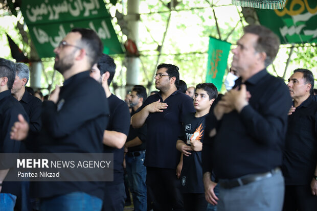 مراسم عزاداری ظهر عاشورا با حضور جمع کثیری از عزاداران حسینی در مصلی دانشگاه تهران برگزار شد