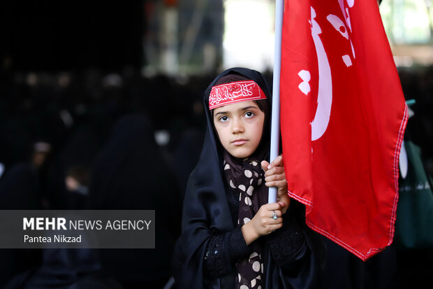 مراسم عزاداری ظهر عاشورا با حضور جمع کثیری از عزاداران حسینی در مصلی دانشگاه تهران برگزار شد