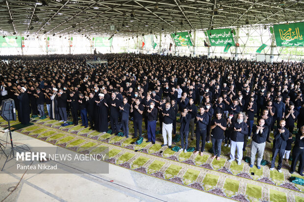 نماز ظهر عاشورا با حضور جمع کثیری از عزاداران حسینی در مصلی دانشگاه تهران برگزار شد