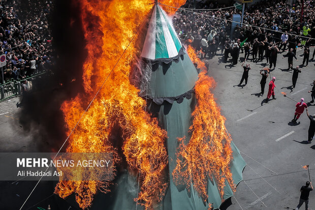 آئین خیمه سوزان ظهر عاشورا همراه با تعزیه خوانی واقعه کربلا ظهر دوشنبه ۱۷ مردادماه ۱۴۰۰ در چهارراه گلوبندک بازار تهران برگزار شد