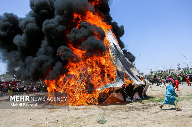 مراسم نمادین آتش زدن خیمه ها در عاشورای حسینی