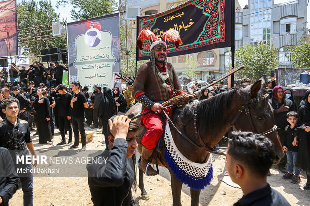 مراسم نمادین آتش زدن خیمه ها در عاشورای حسینی