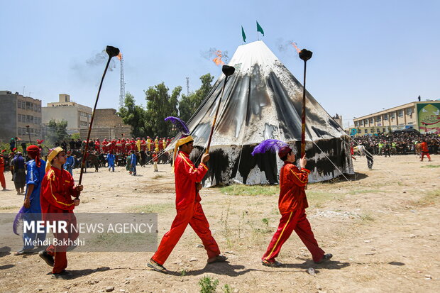 مراسم نمادین آتش زدن خیمه ها در عاشورای حسینی