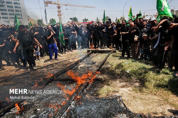 مراسم نمادین آتش زدن خیمه ها در عاشورای حسینی