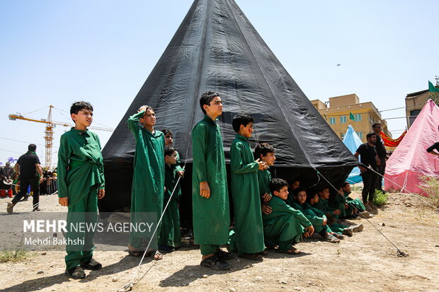 مراسم نمادین آتش زدن خیمه ها در عاشورای حسینی