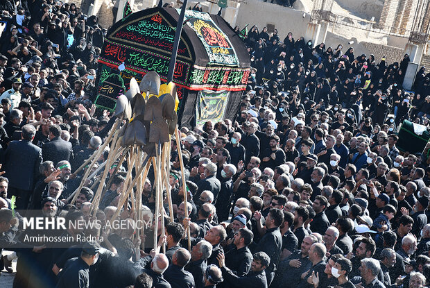 قدمت ۲۵۰ ساله یک رسم عزاداری در خوسف/ «بیل زنی» در ظهر عاشورا