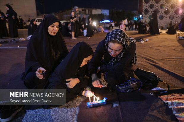 مراسم شام غریبان حسینی شامگاه امروز دوشنبه ۱۷ مرداد ماه ۱۴۰۱ با حضور پر شور عاشقان و عزاداران اهل بیت (ع) در میدان امام حسین (ع) تهران برگزار شد