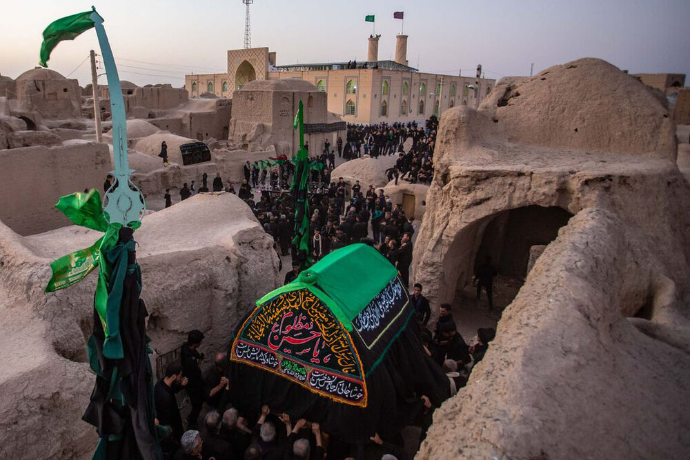 طلوع خورشید عاشورا از کویر ایران / اینجا خاک هم زاری میکند