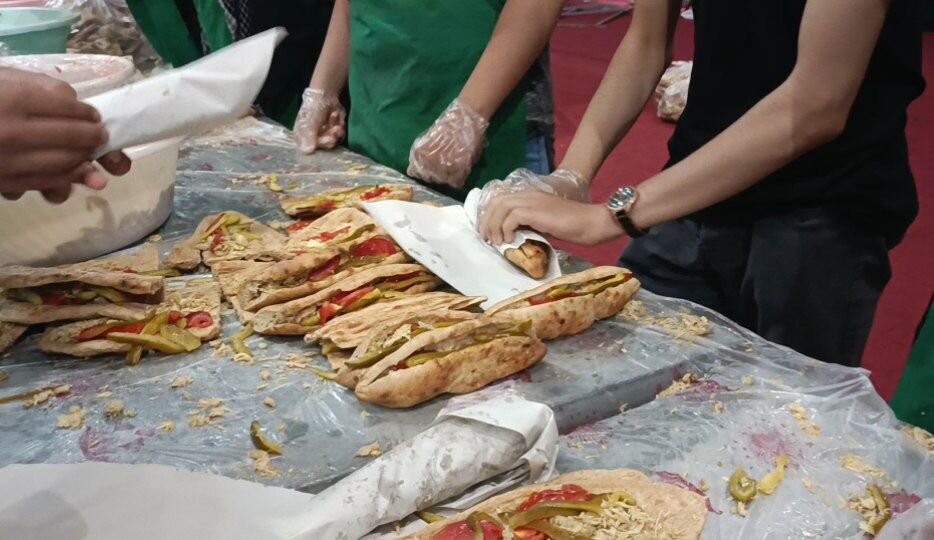 توزیع ۵ هزار ساندویچ توسط هیات دانشگاه پیام نور بجنورد در عاشورا