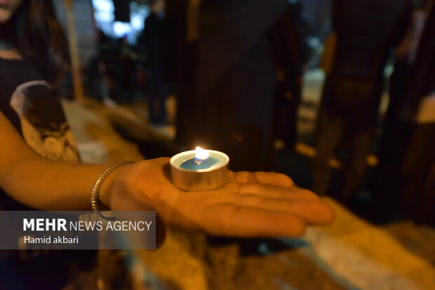 روشن کردن شمع در شام غریبان امام حسین(ع) در ارومیه